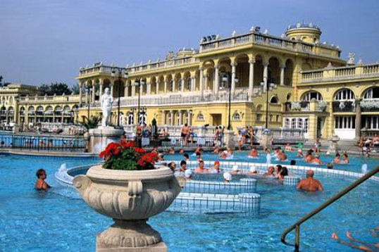 GLU2b0844_Szechenyi_bath1
